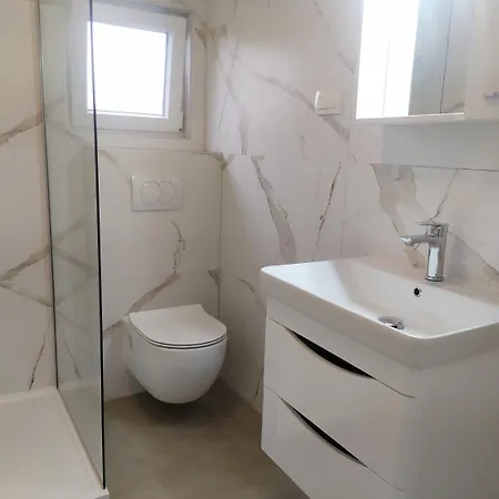 And Aleksandra ビビニェ